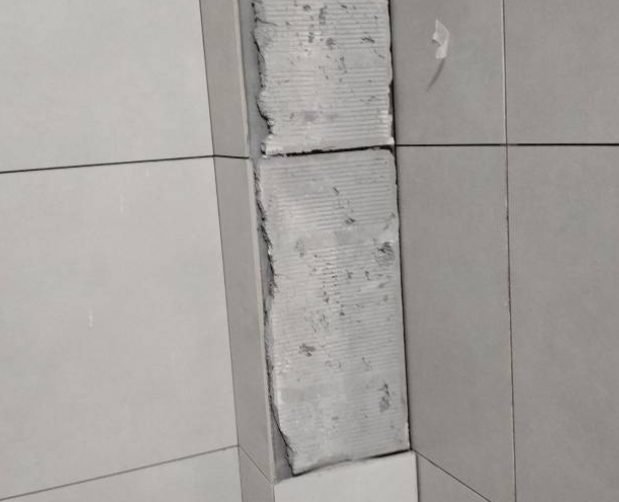 赤峰市瓷砖空鼓维修公司分享下瓷砖施工前基层浇水润湿程度不足，可能导致以下问题